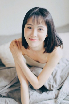跪在女神脚下当脚奴